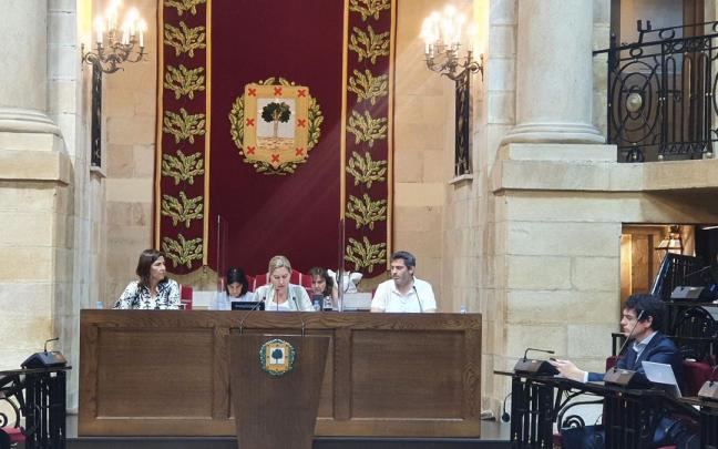 Momento de la lectura de la declaraci&oacute;n oficial por Ana Otadui, presidenta de las Juntas Generales de Bizkaia.