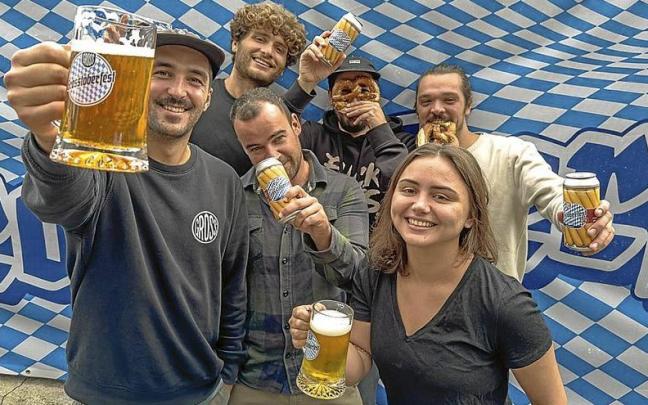 Responsables de Gross con la cerveza que han elaborado para la ocasi&oacute;n. | FOTO: N.G.