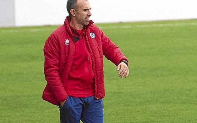 Andoni Alonso dando &oacute;rdenes. | FOTO: I&Ntilde;AKI PORTO