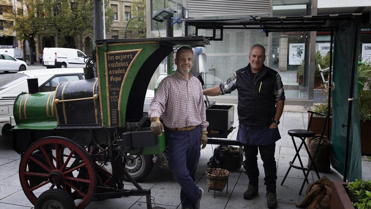 Andoni y Miguel Martínez, hermanos y castañeros que mantienen la tradición familiar.