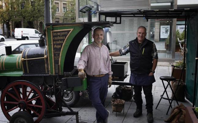 Andoni y Miguel Martínez, hermanos y castañeros que mantienen la tradición familiar. Andoni y Miguel Martínez, hermanos y castañeros que mantienen la tradición familiar.