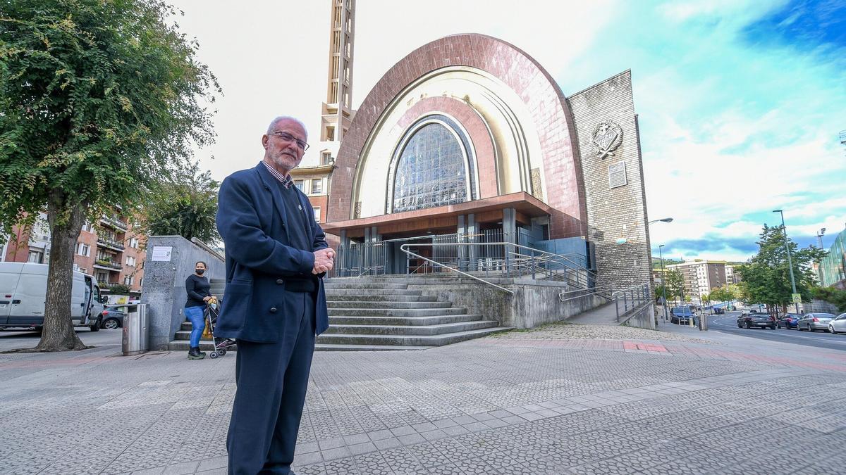 Román Elexpuru enfrente de la parroquia de San Felicísimo de Deusto