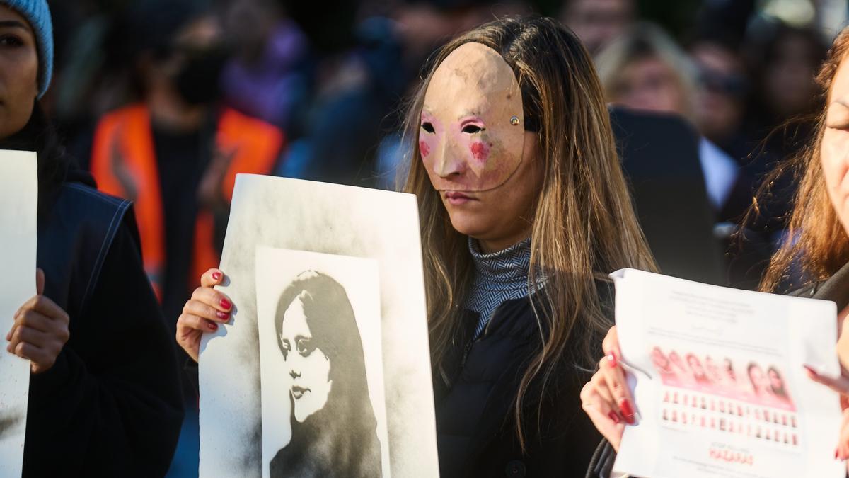 Una mujer protesta en Berlín por la muerte de Mahsa Amini.
