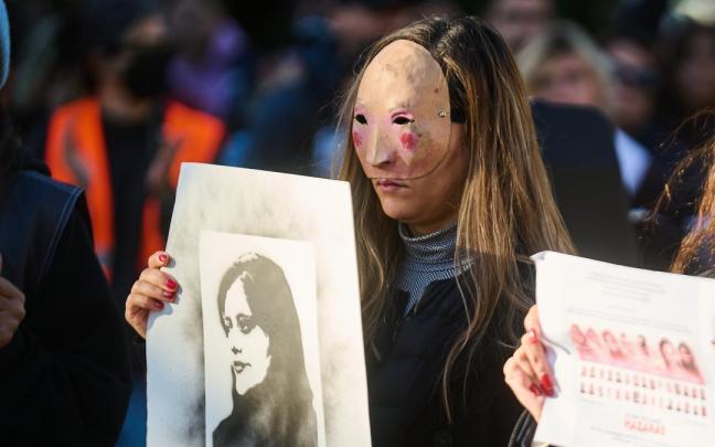 Una mujer protesta en Berl&iacute;n por la muerte de Mahsa Amini.