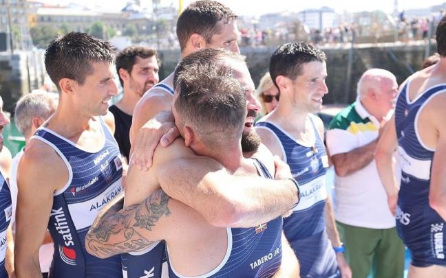 Los remeros de Urdaibai celebran el &eacute;xito conseguido hoy en La Concha