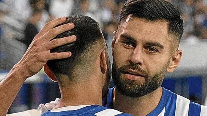 Duarte felicita a Rober tras la última victoria en casa ante el Oviedo.