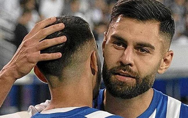 Duarte felicita a Rober tras la última victoria en casa ante el Oviedo.