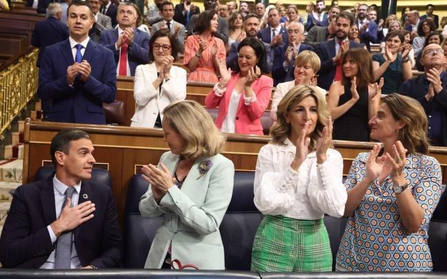 Pedro Sánchez recibe el aplauso de los miembros de su Gobierno y de su partido en el reciente debate de política general en el Congreso. Pedro Sánchez recibe el aplauso de los miembros de su Gobierno y de su partido en el reciente debate de política general en el Congreso.