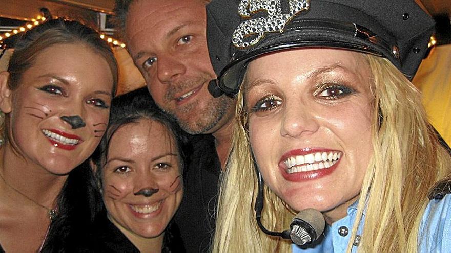 Britney Spears, junto a unos fans, en una imagen del documental ‘Controlando a Britney Spears’.