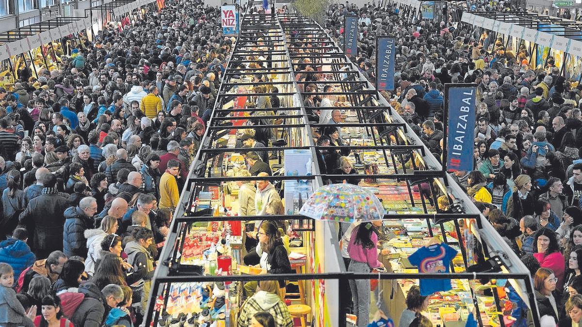 Miles de euskaltzales han aprovechado el puente para acercarse hasta Durango. | FOTO: BORJA GUERRERO