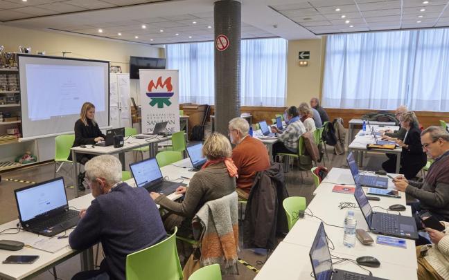 Sesión de formación a personas mayores.