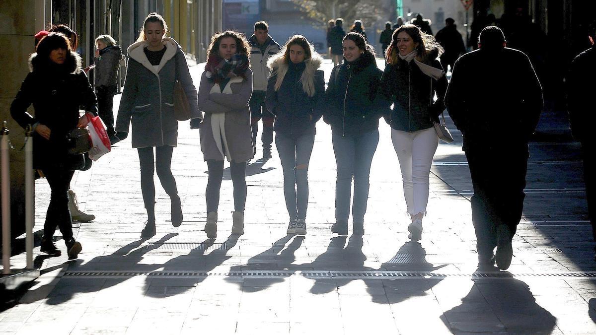 Un grupo de chicas jóvenes paseando por el Casco Viejo de Pamplona.