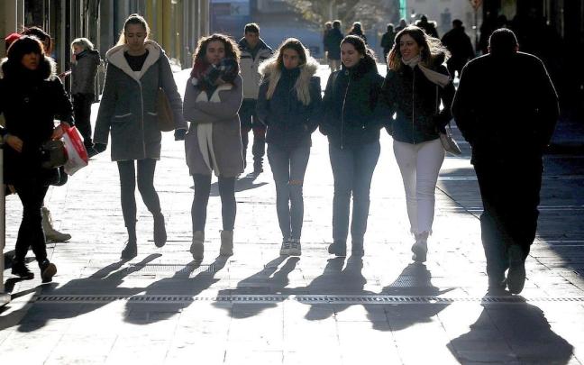 Un grupo de chicas jóvenes paseando por el Casco Viejo de Pamplona. Un grupo de chicas jóvenes paseando por el Casco Viejo de Pamplona.