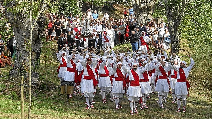 Los dantzaris de Kezka encabezan la procesión por delante de los txitularis, autoridades y ciudadanos.