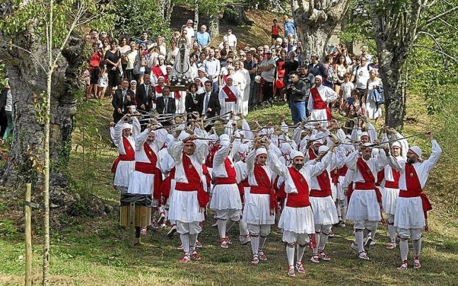 Los dantzaris de Kezka encabezan la procesi&oacute;n por delante de los txitularis, autoridades y ciudadanos.