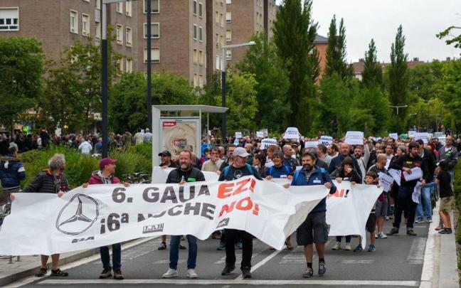Cientos de trabajadores en la manifestaci&oacute;n de Mercedes hasta la Virgen Blanca