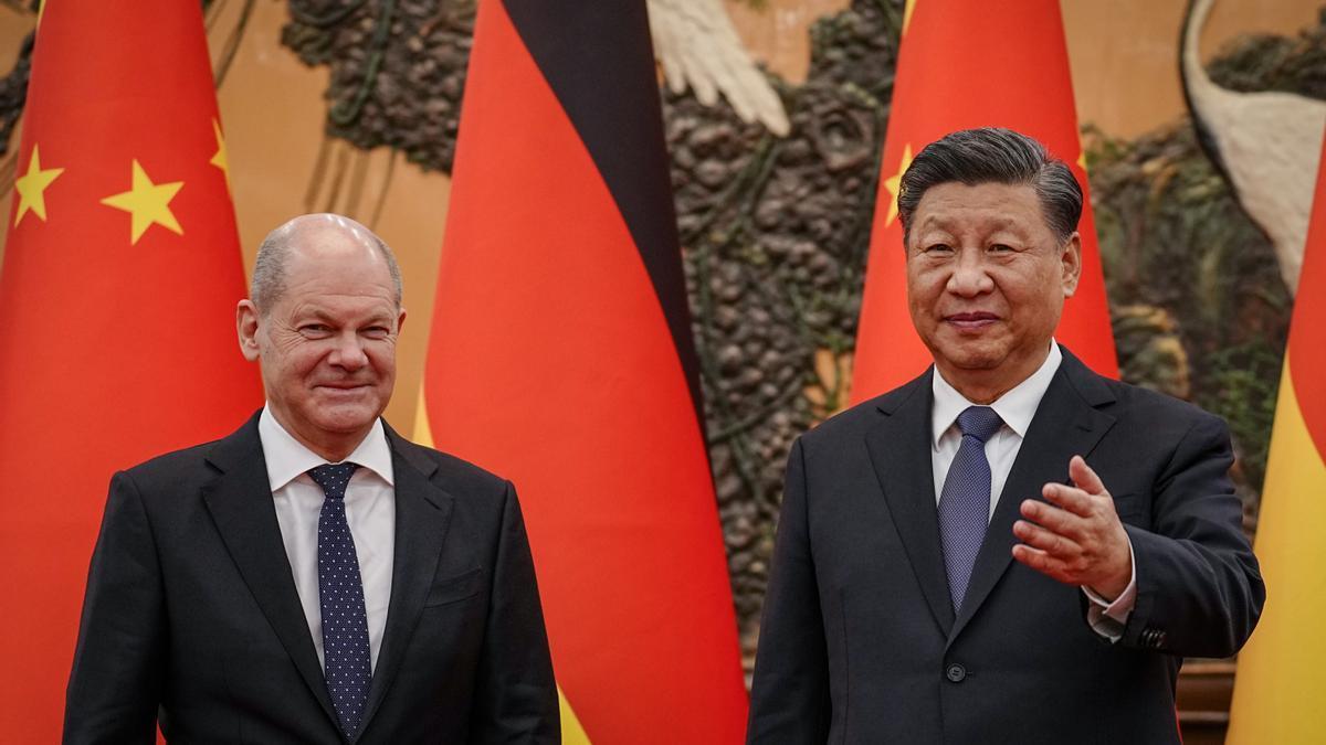 El presidente de China, Xi Jinping (der.), recibe al canciller alemán Olaf Scholz (izquierda).