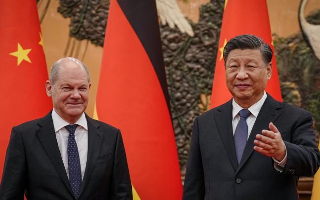 El presidente de China, Xi Jinping (der.), recibe al canciller alemán Olaf Scholz (izquierda). El presidente de China, Xi Jinping (der.), recibe al canciller alemán Olaf Scholz (izquierda).