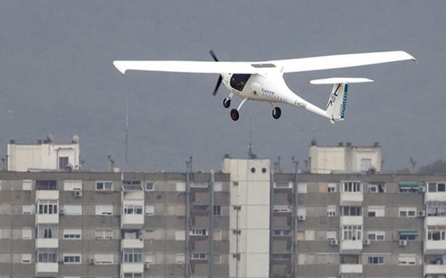 El Velis Electro sobrevuela Sabadell. El Velis Electro sobrevuela Sabadell.