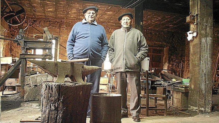 Joxe y Agustín Iturbe, en 2007, posando para un reportaje que les dedicó este periódico.