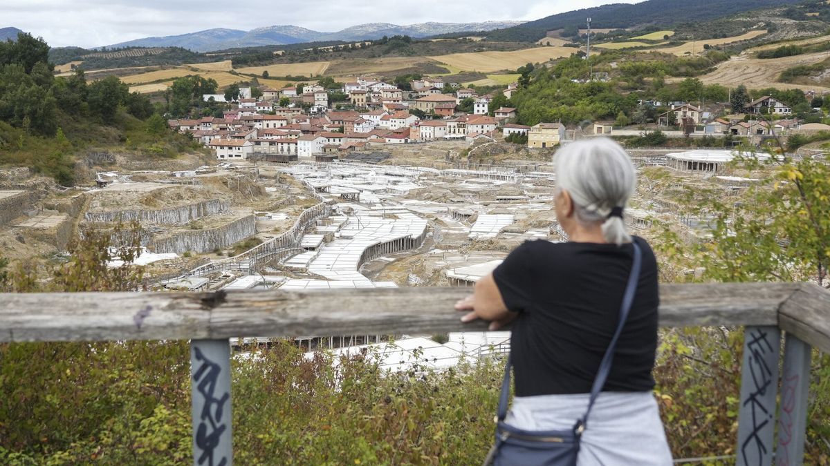 Una mujer observando ayer el Valle Salado, enclave que ha logrado dos millones de euros de los fondos Next Generation. Foto: Jorge Muñoz