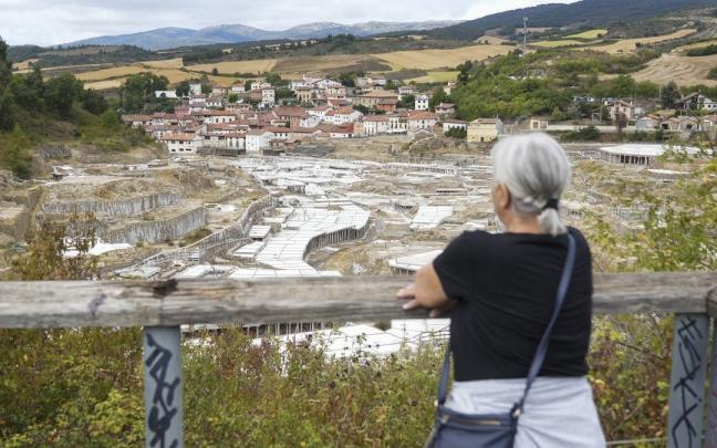 Una mujer observando ayer el Valle Salado, enclave que ha logrado dos millones de euros de los fondos Next Generation. Foto: Jorge Muñoz Una mujer observando ayer el Valle Salado, enclave que ha logrado dos millones de euros de los fondos Next Generation. Foto: Jorge Muñoz
