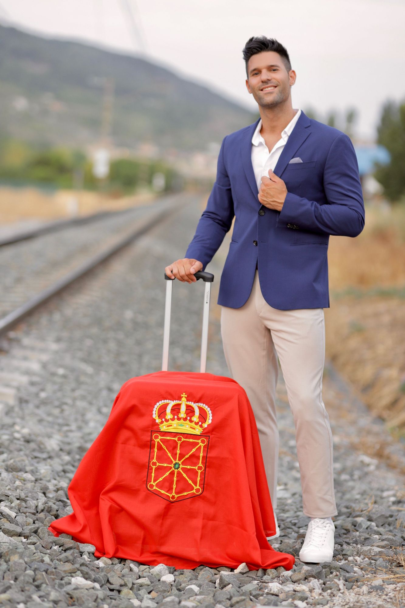 Trino Ávila posa con una bandera de Navarra