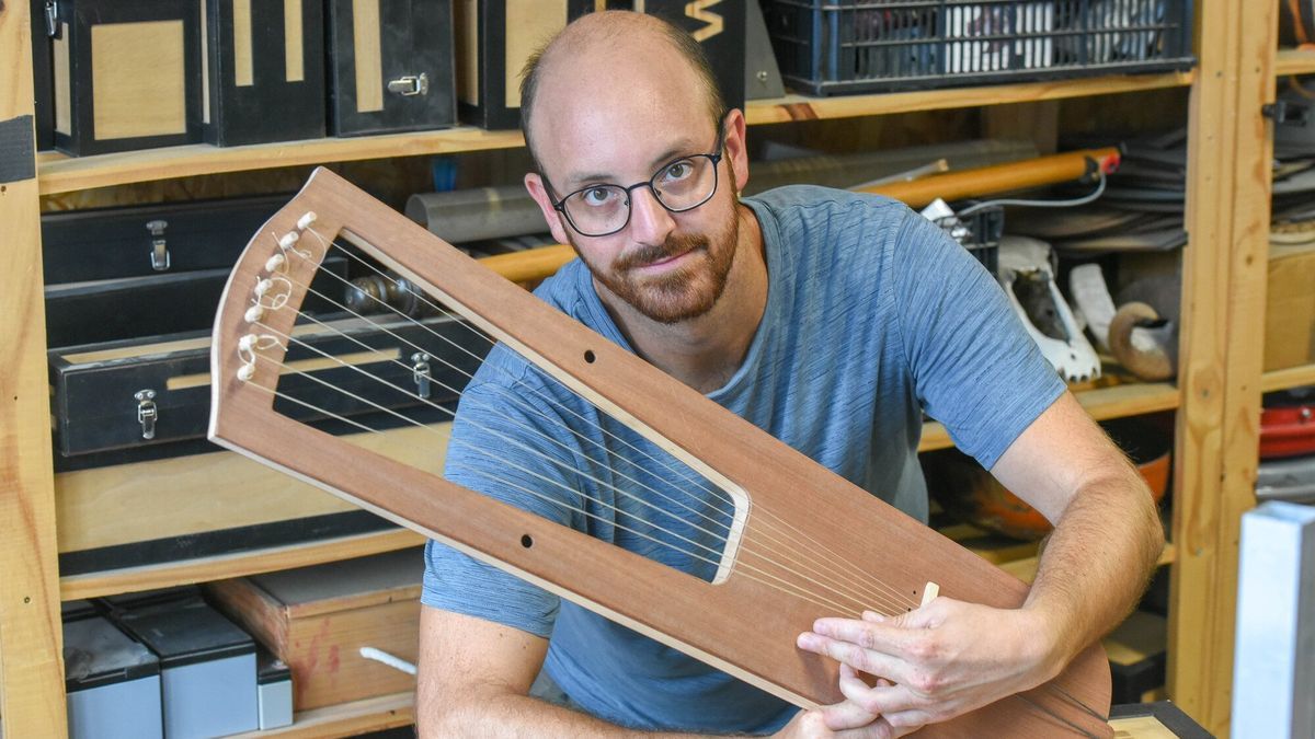 El artista sostiene uno de sus instrumentos en el taller que tiene en la calle Cortes.