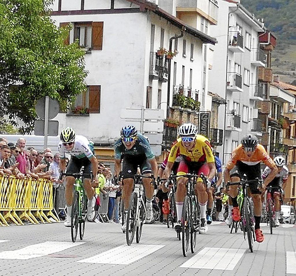 Últimos metros de la carrera, en plena pelea.