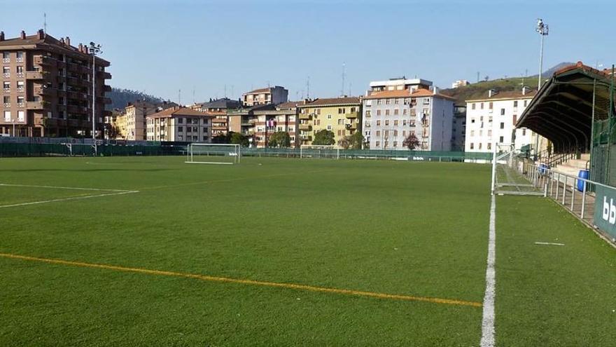 Las luminarias de las torretas del campo de fútbol se van a sustituir por otras de tecnología led.