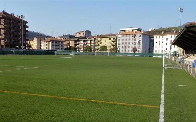 Las luminarias de las torretas del campo de f&uacute;tbol se van a sustituir por otras de tecnolog&iacute;a led.