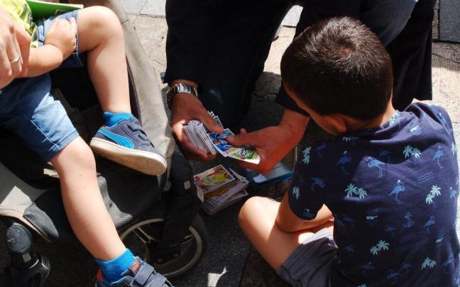 Intercambio de cromos de fútbol.