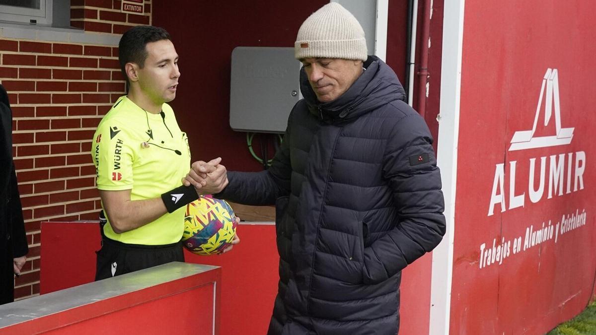 Luis Garc&iacute;a saluda al &aacute;rbitro antes del partido ante el Mirand&eacute;s