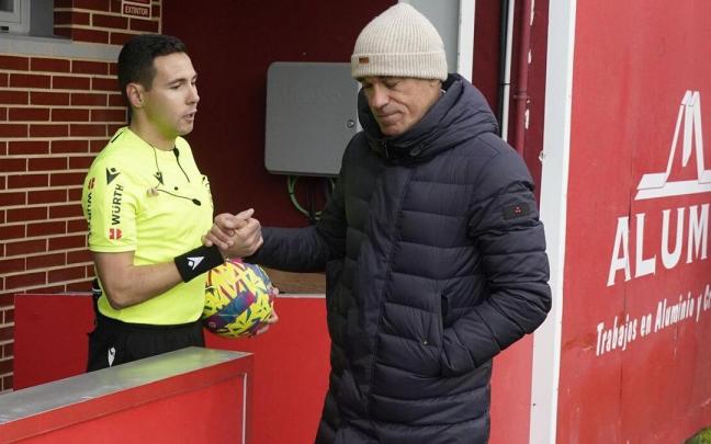Luis García saluda al árbitro antes del partido ante el Mirandés Luis García saluda al árbitro antes del partido ante el Mirandés