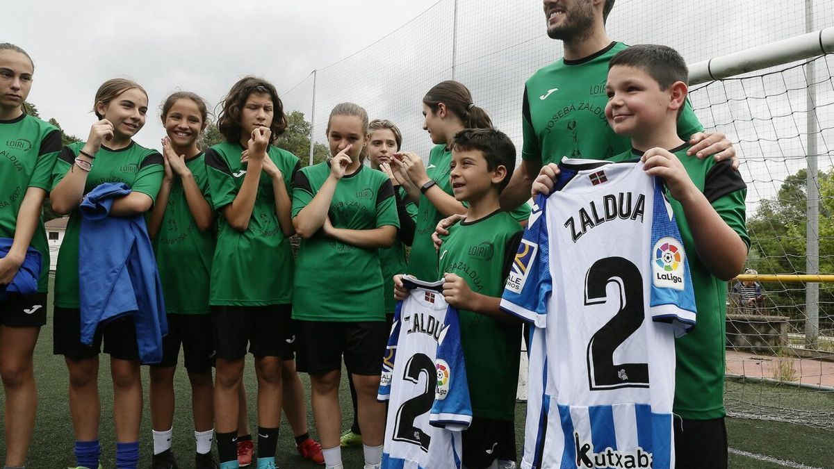 Joseba Zaldua, acompañado por muchos de los participantes que han tomado parte en el campus que lleva su nombre