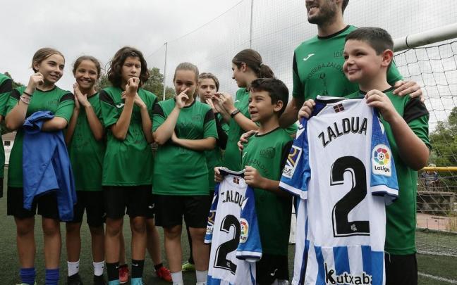 Joseba Zaldua, acompañado por muchos de los participantes que han tomado parte en el campus que lleva su nombre