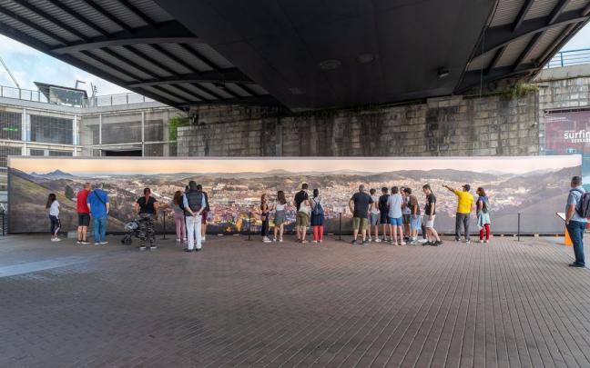 La obra del fotógrafo Juan Ignacio Llana Ugalde ya está expuesta de manera permanente en la explanada exterior del museo La obra del fotógrafo Juan Ignacio Llana Ugalde ya está expuesta de manera permanente en la explanada exterior del museo