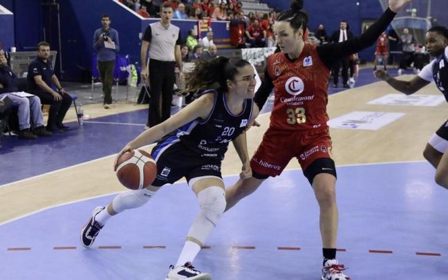 Natalia Rodr&iacute;guez intenta penetrar a canasta