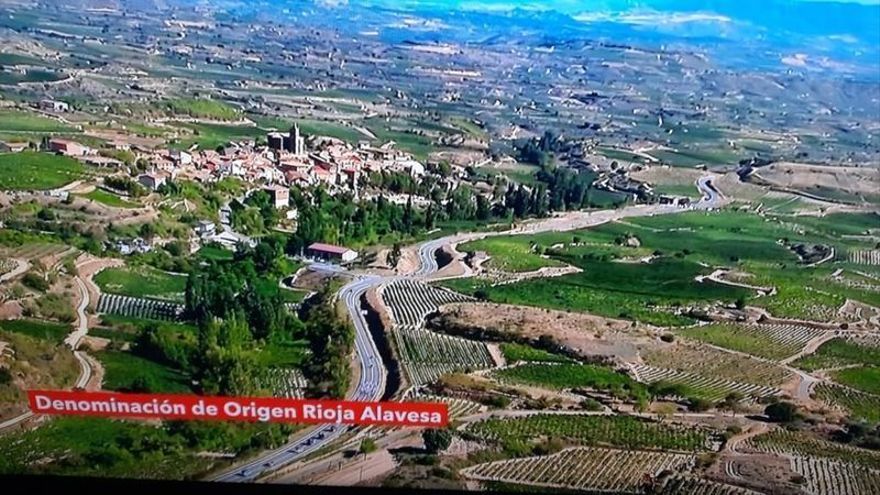 Letrero sobreimpreso en pantalla por RTVE a la llegada de La Vuelta a Navaridas