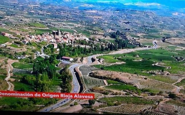 Letrero sobreimpreso en pantalla por RTVE a la llegada de La Vuelta a Navaridas