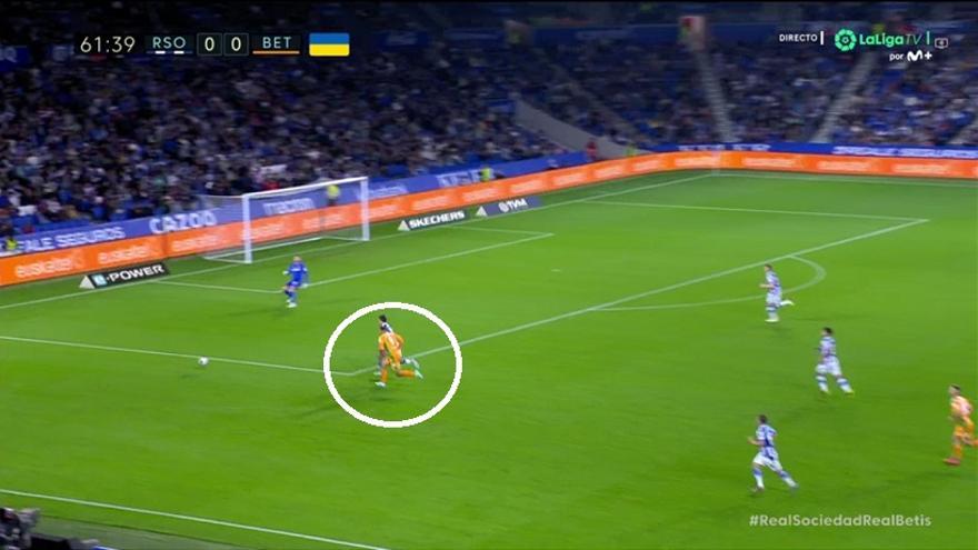 Difícil papeleta para Robin, tratando de sujetar con metros y metros a su espalda a un delantero con muy buen juego de espaldas. La tarjeta amarilla que vio obligó a la sustitución. Pero, en líneas generales, la Real pudo controlar este tipo de situaciones... Apenas le generaron.