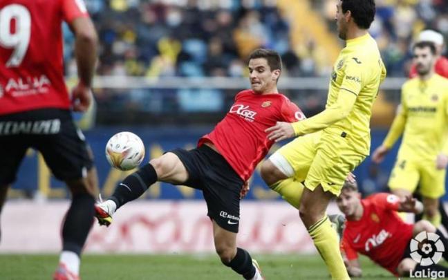 Iñigo Ruiz de Galarreta trata de cazar el balón en presencia de Dani Parejo.
