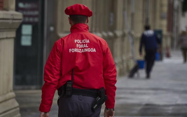Un policía foral vigila la zona cercana al Parlamento de Navarra Un policía foral vigila la zona cercana al Parlamento de Navarra