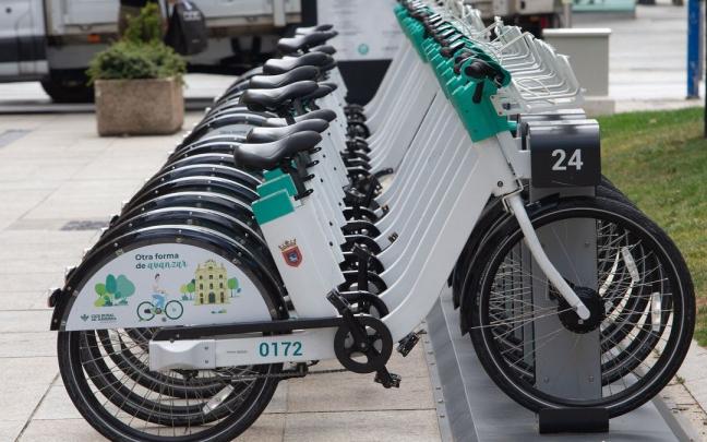 La estación de Carlos III, junto al Teatro Gayarre, prácticamente llena de bicicletas eléctricas.