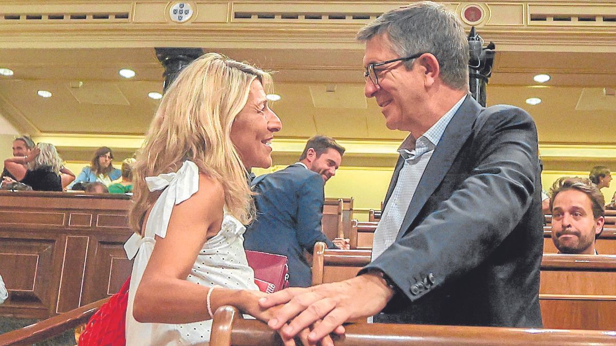 El nuevo portavoz parlamentario del PSOE, Patxi López, y la vicepresidenta segunda y ministra de Trabajo, Yolanda Díaz, se felicitan por la convalidación del plan de ahorro. | FOTO: E. PRESS