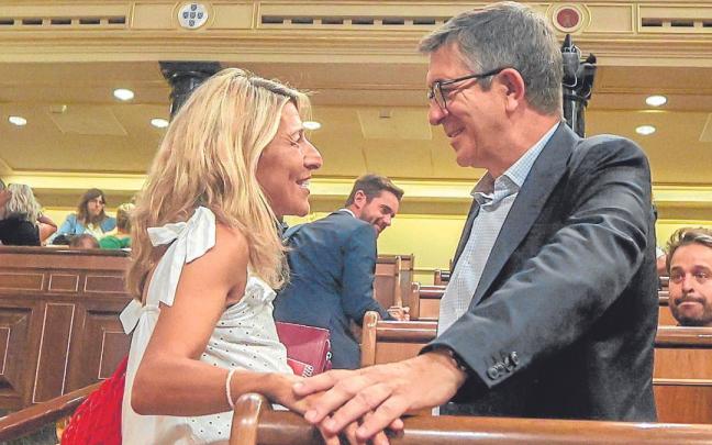 El nuevo portavoz parlamentario del PSOE, Patxi López, y la vicepresidenta segunda y ministra de Trabajo, Yolanda Díaz, se felicitan por la convalidación del plan de ahorro. | FOTO: E. PRESS El nuevo portavoz parlamentario del PSOE, Patxi López, y la vicepresidenta segunda y ministra de Trabajo, Yolanda Díaz, se felicitan por la convalidación del plan de ahorro. | FOTO: E. PRESS