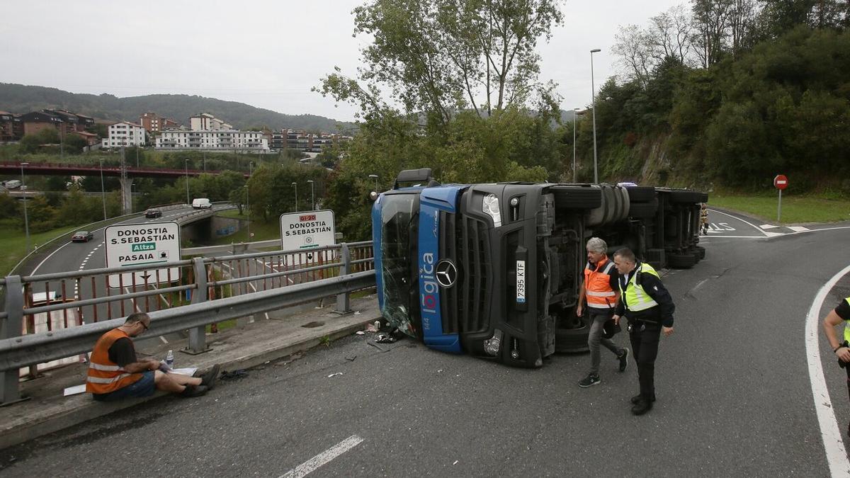 Imagen del tráiler volcado en la carretera de acceso a Garbera.