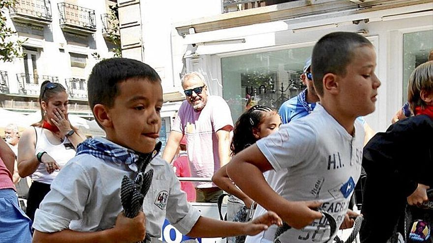 Dos niños toman parte en la carrera de sacos. | FOTO: PILAR BARCO