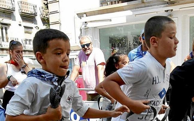 Dos niños toman parte en la carrera de sacos. | FOTO: PILAR BARCO