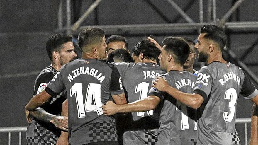 Los jugadores del Alavés celebran el tanto del empate ante el Ibiza.